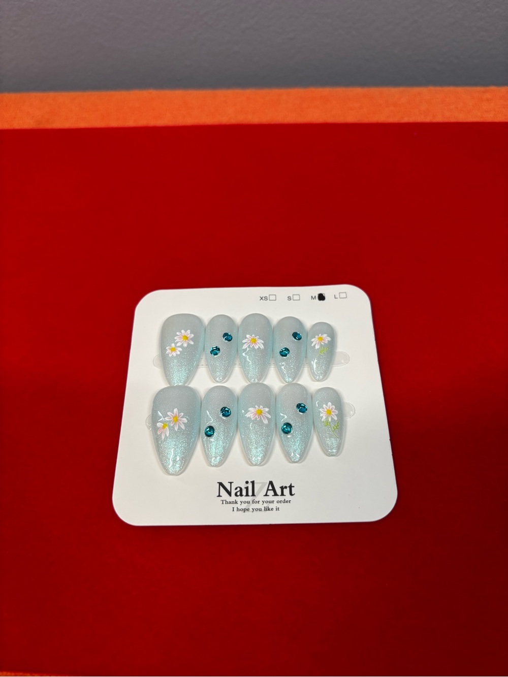 Press-On Set in Light Blue with Daisy Accents